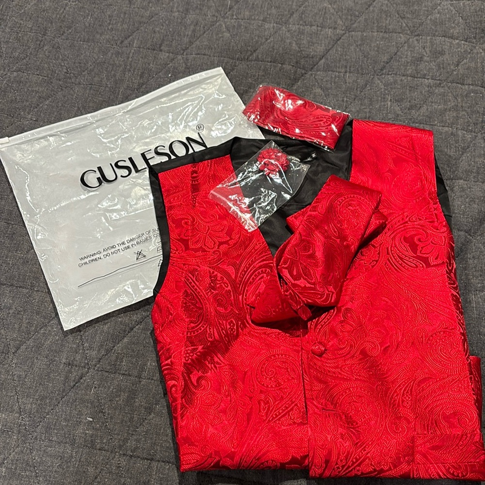 NWT GUSLESON V-Neck SuitVest Paisley Red. Tie, Waistcoat, flower pin, Hanky